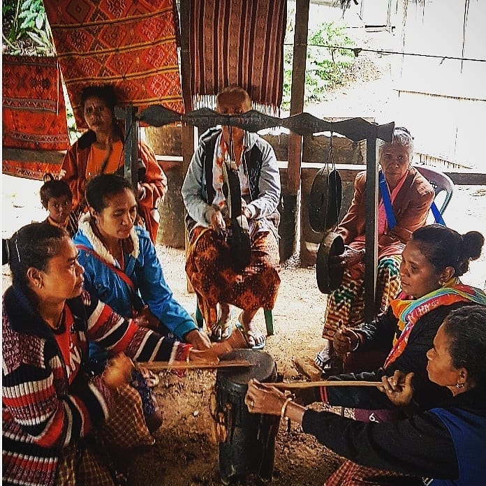 Local tribes women making music at lopo Mutis