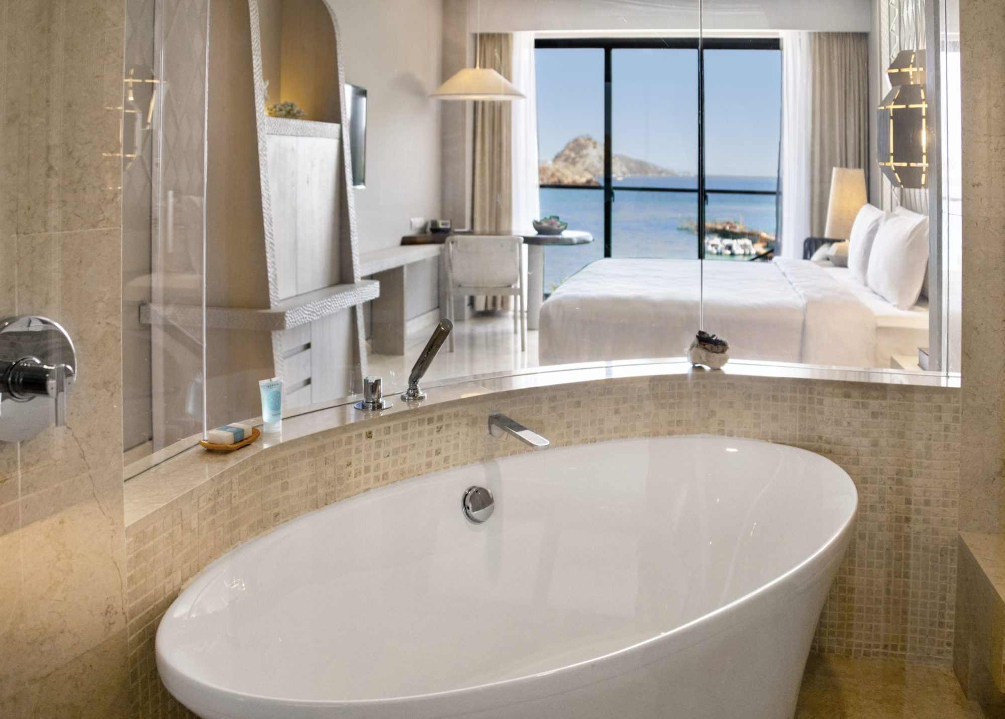 Komodo's best luxury hotel: the bathroom