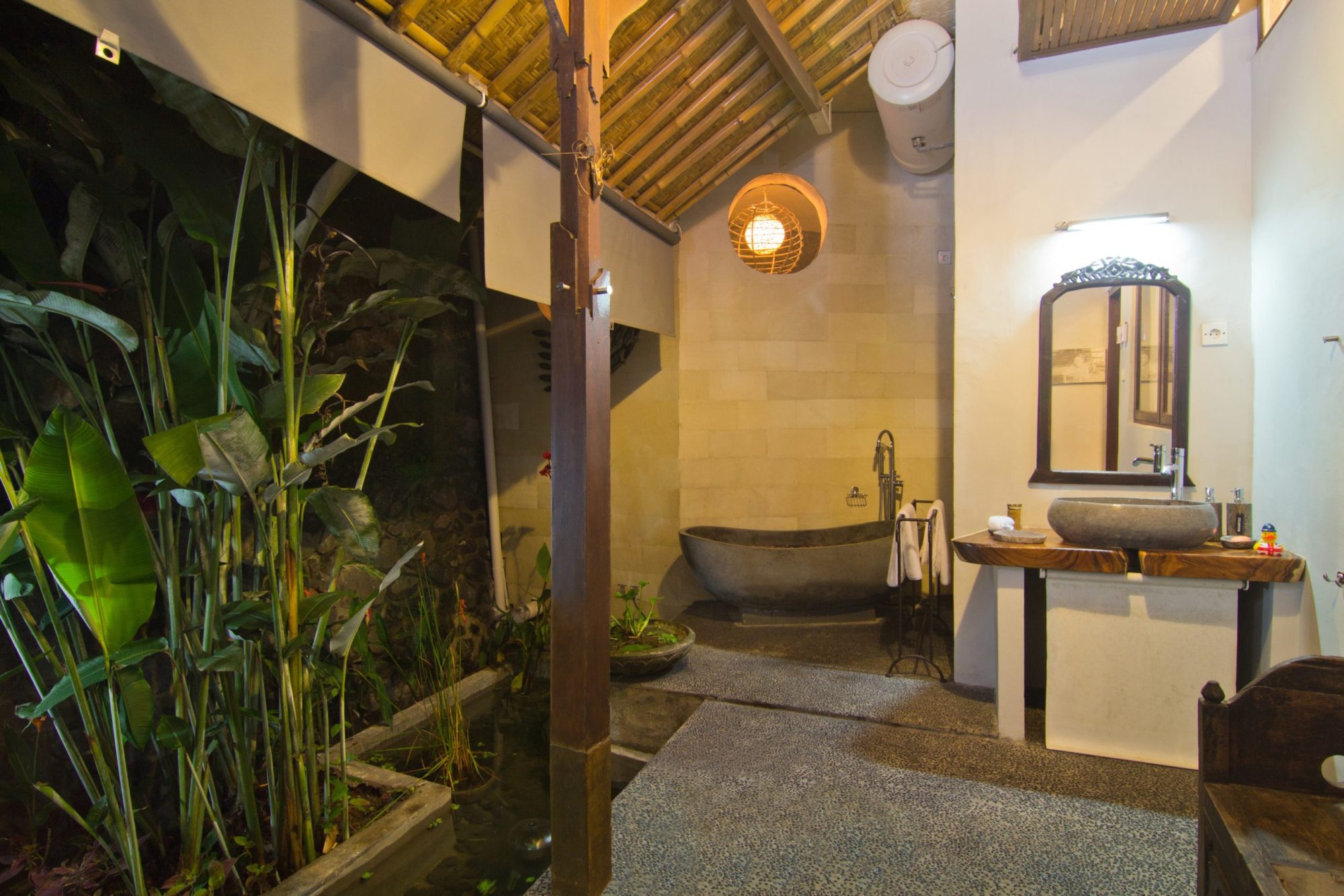Samasitit villa rental ubud near the yoga barn ourdoor bathrrom with fishpond
