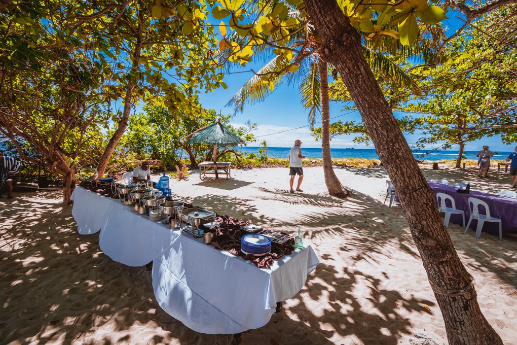 Discovery Palawan explorer: lunch on the beach in apo reef