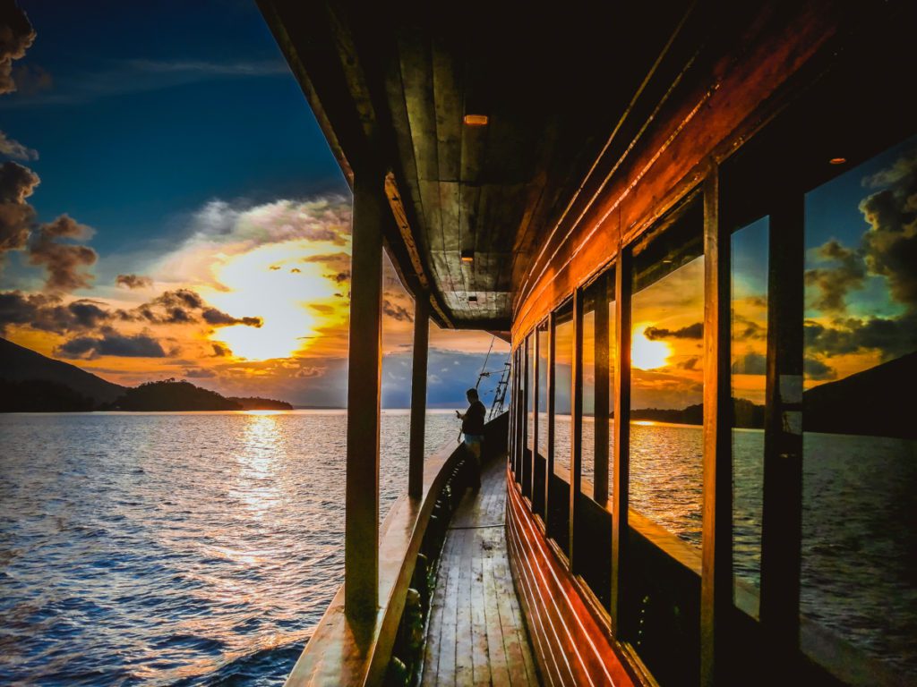 neomi liveaboard review sunset