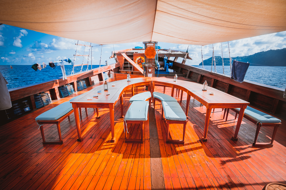Neomi liveaboard review outdoor dining
