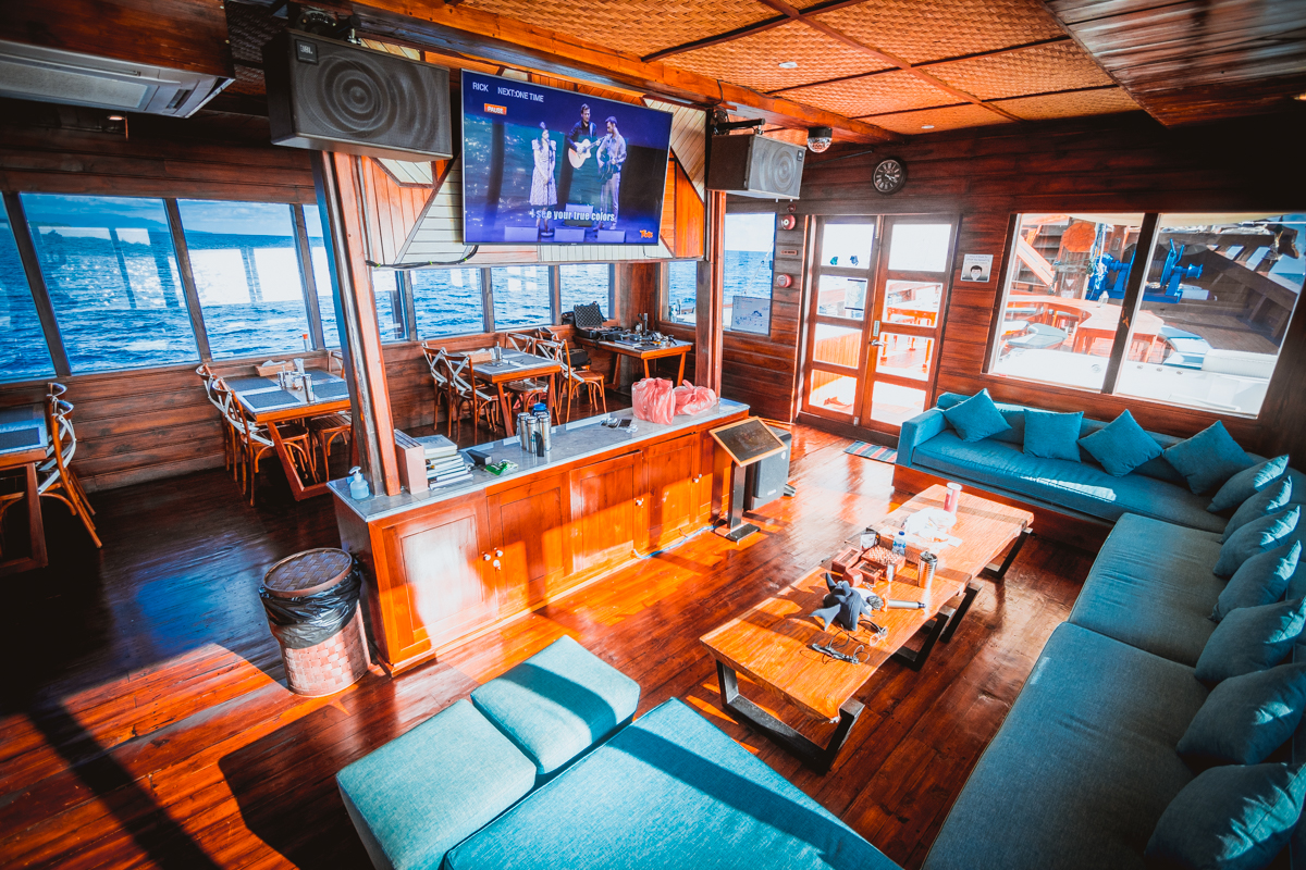 Neomi liveaboard review living room