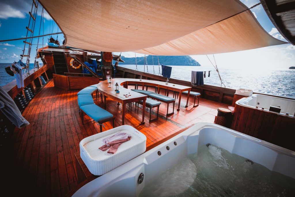 neomi liveaboard review the main deck