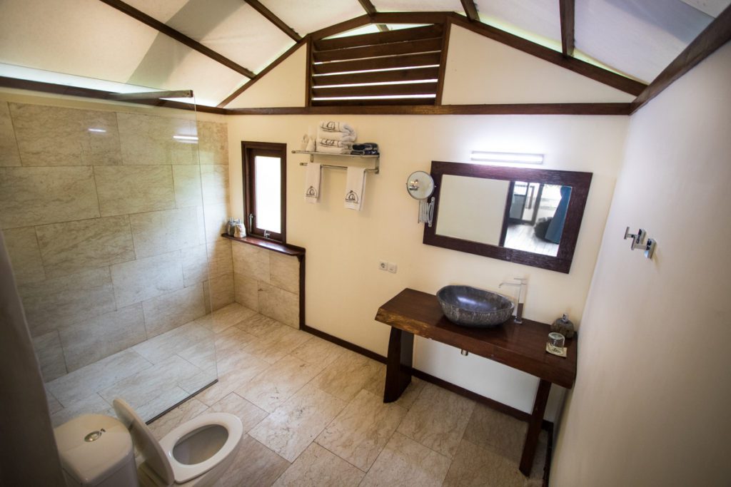 Komodo resort review bathroom