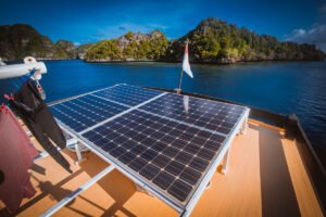 Jakare liveaboard Indonesia solar pannels