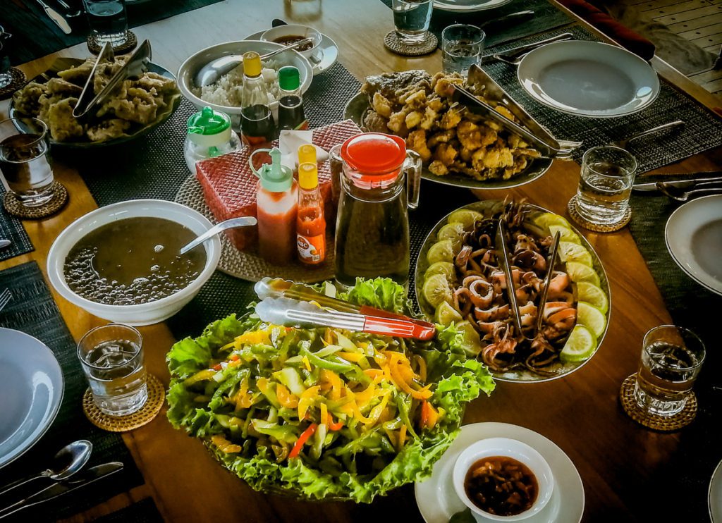 Jakare liveaboard Indonesia food 