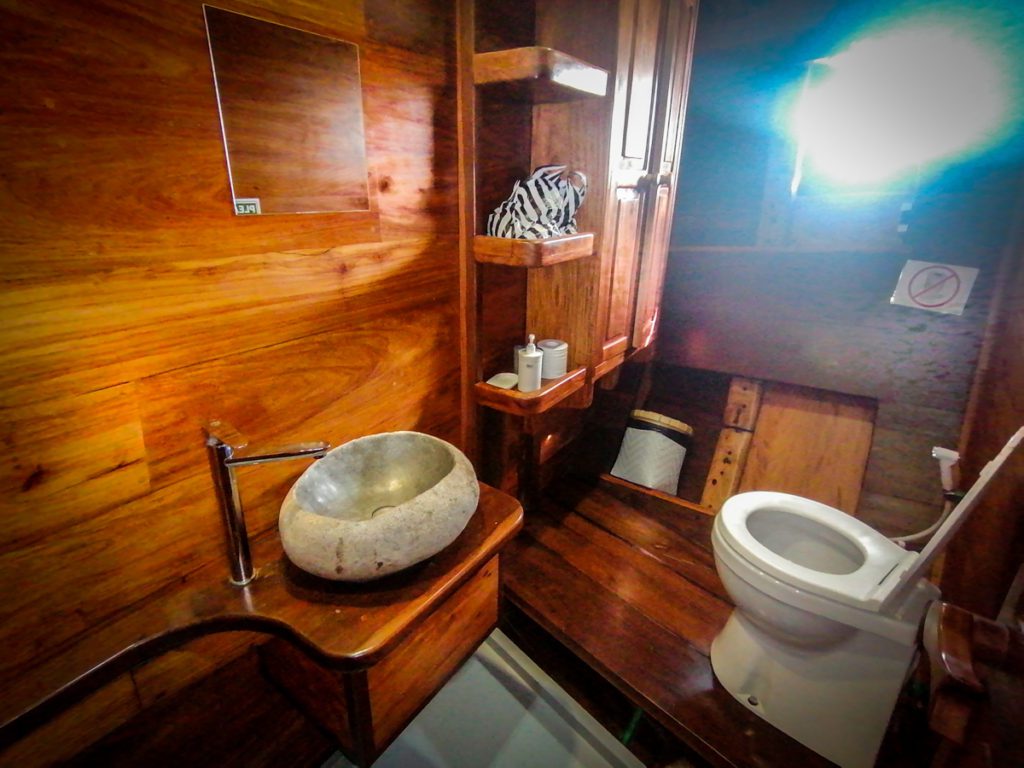Jakare liveaboard Indonesia bathroom