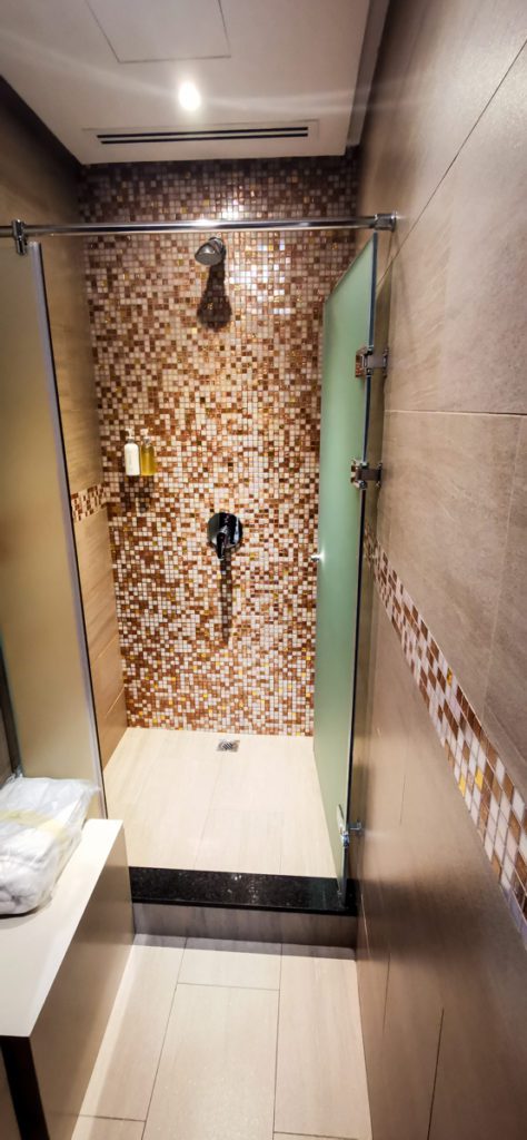 emirates business class lounge in Dubai shower 