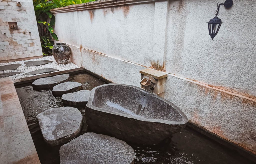 Four Seasons Bali Jimbaran review spa bathtub