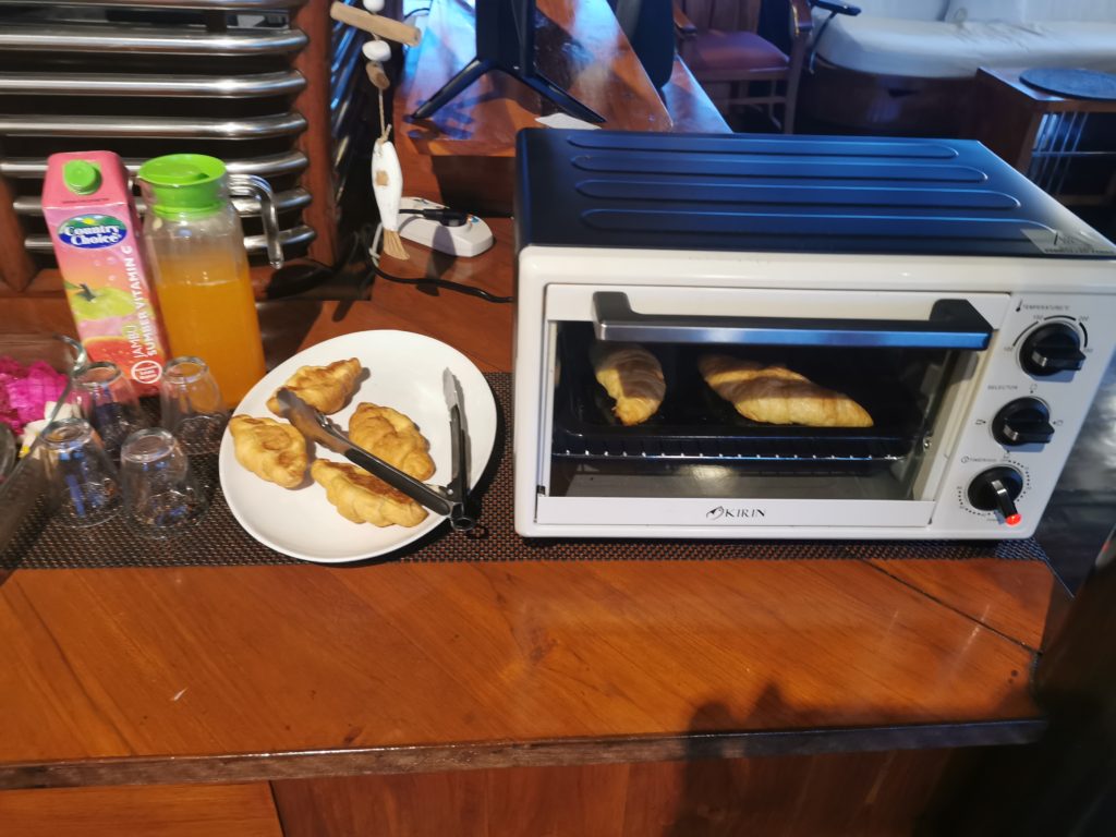 Dewi Nusantara liveaboard food breakfast