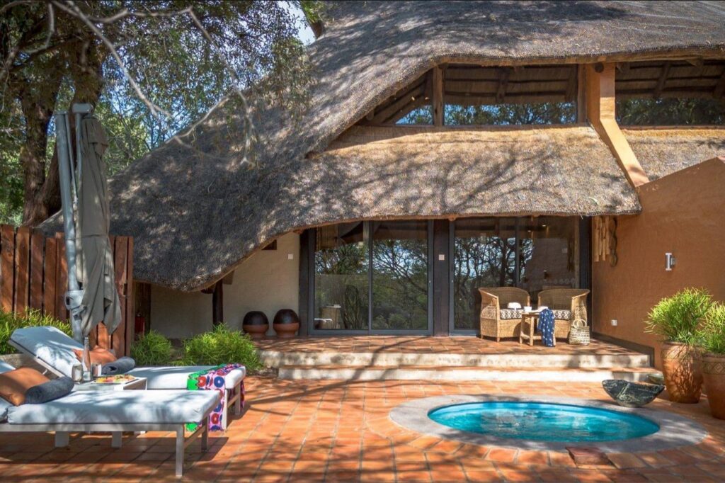 A thatched villa with its terrace, loungers and private plunge pool at Albida - Victoria Falls