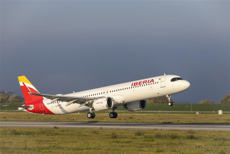 Iberia A321XLR taking off in Iberia livery