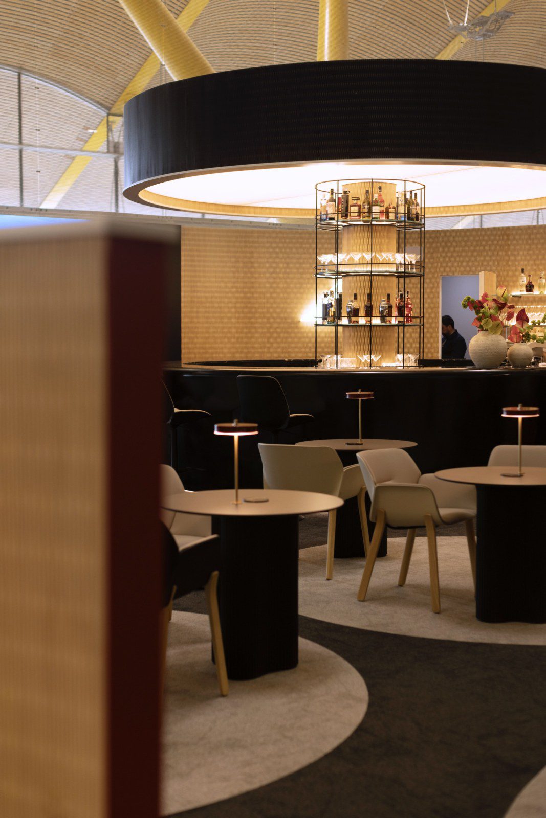 Bar and dining tables in the Iberia Emerald Lounge Sorolla at Madrid-Barajas Terminal 4