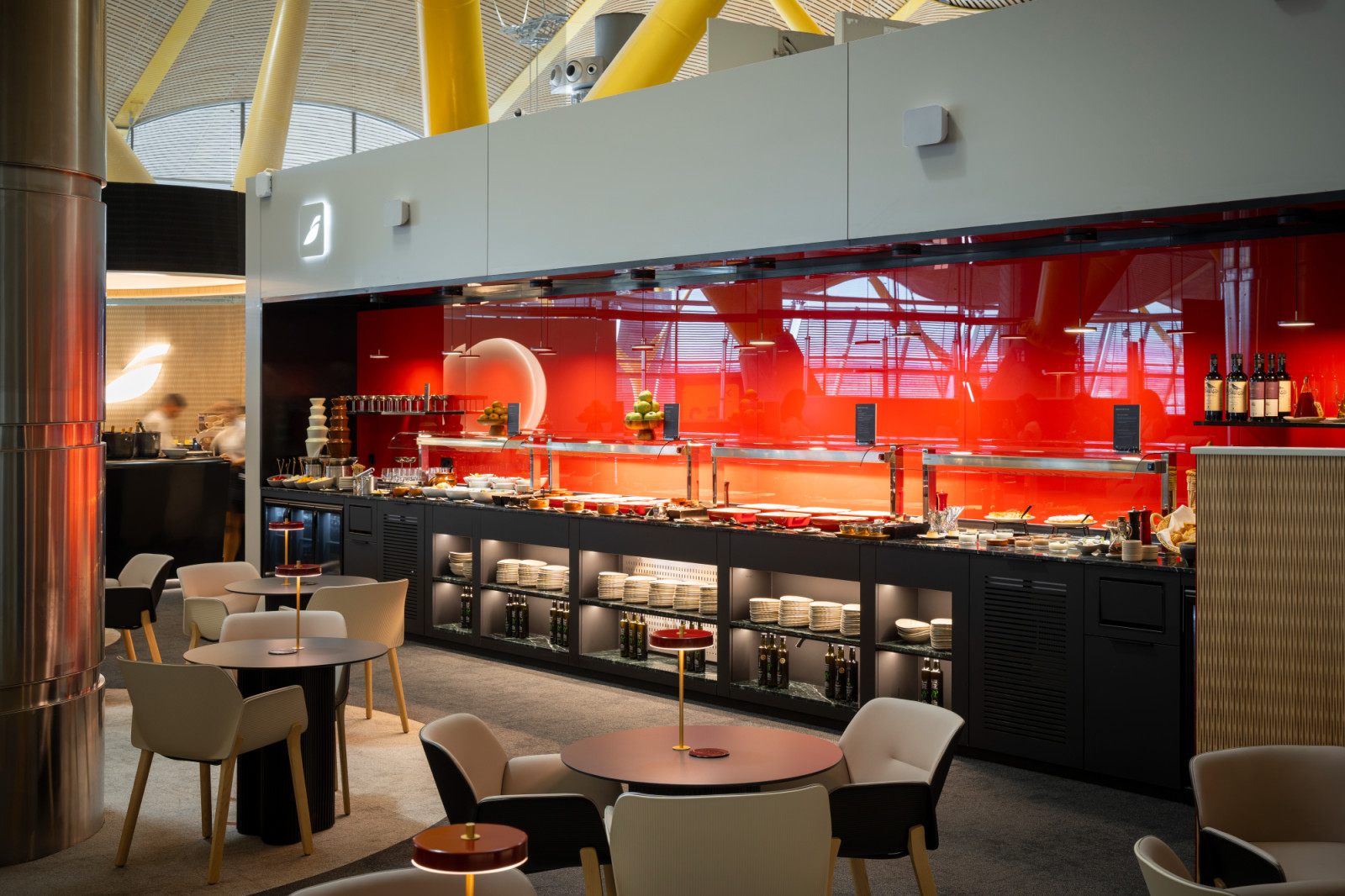 Buffet counter and tables in the Iberia Emerald Lounge Sorolla at Madrid-Barajas