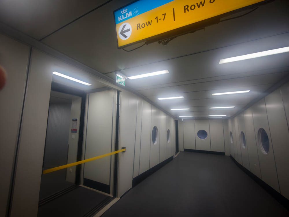 KLM boarding sign on the jet bridge splitting rows 1-7 from row 8 onwards