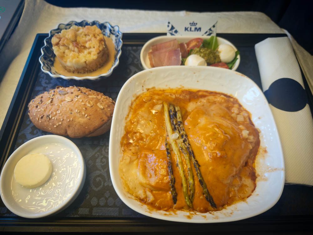 Crab-filled ravioli in bisque sauce with asparagus on the KLM Singapore to Bali leg