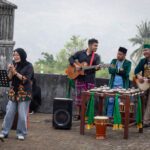 Local band with singer, guitar and kolintang gongs playing on the ramparts of Fort Belgica, Banda Neira
