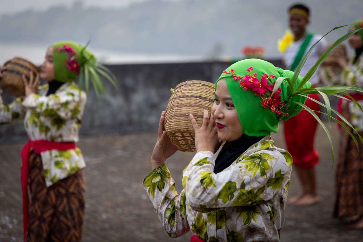 Close-up of a Bandanese dancer holding a woven basket, Fort Belgica, Banda Neira