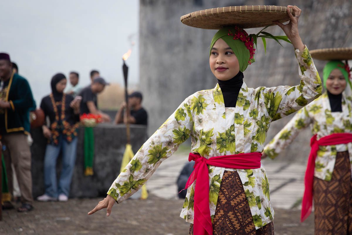 Bandanese dancer balancing a woven tray on her head at Fort Belgica, Banda Neira