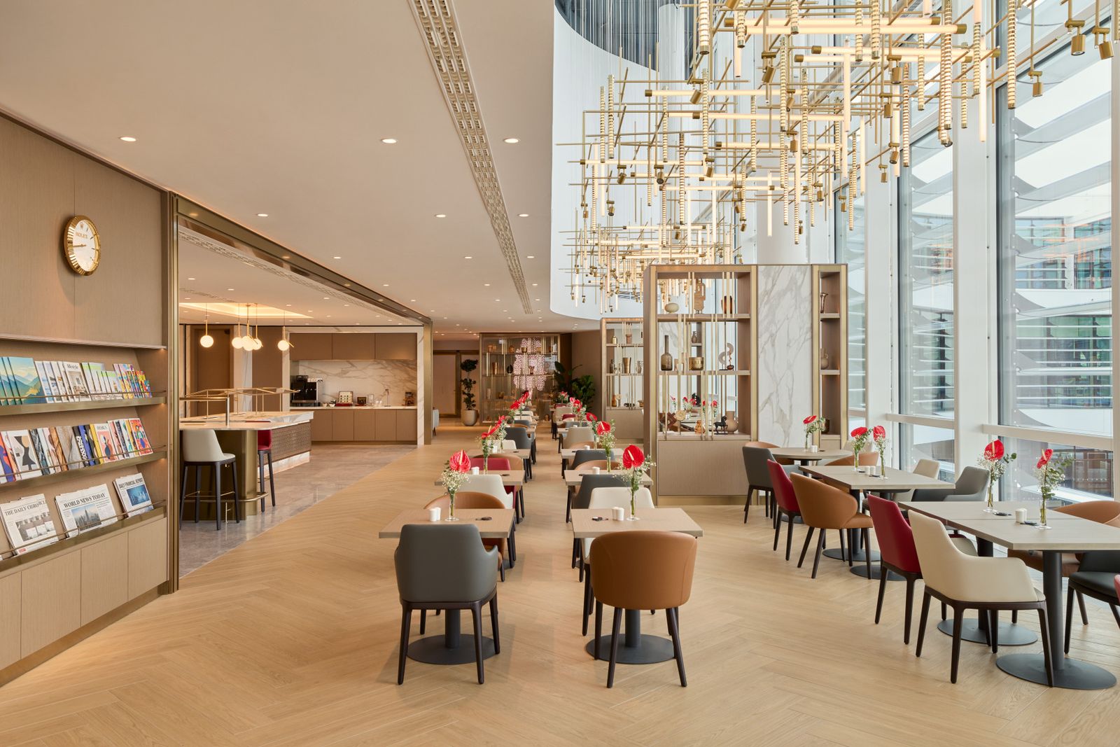 The Emirates lounge at Munich Airport in the new design, with chandeliers, dining tables and lounge seating