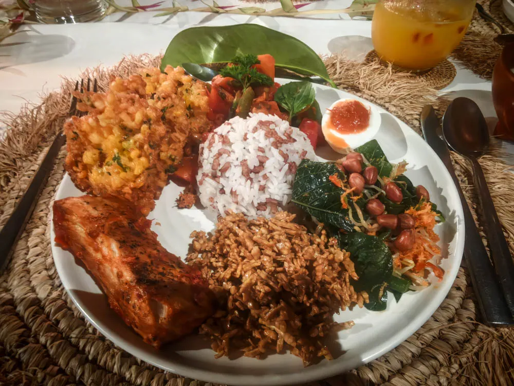 Indonesian dinner plate with red rice, tempeh, vegetables and sambal at Goddess Retreat Ubud