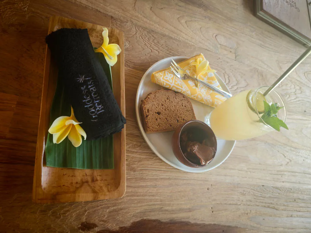 Welcome fruit drink, slice of cake and frangipani on arrival at Goddess Retreat Ubud