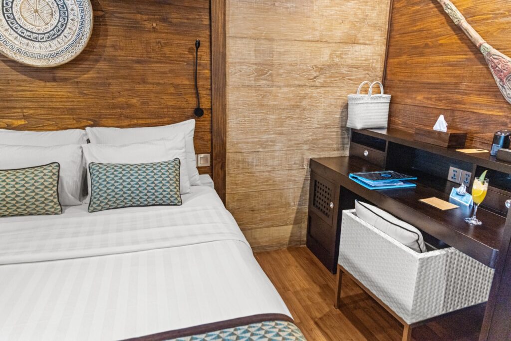 Cabin on Scubaspa Zen with double bed and desk