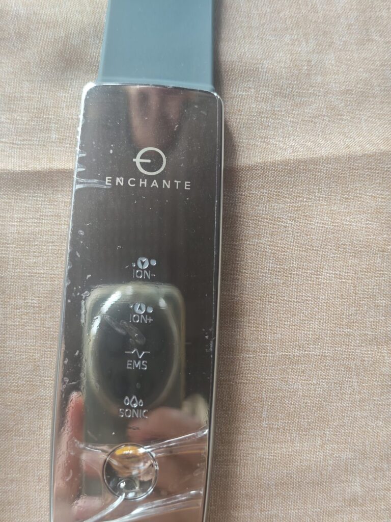 Ultrasonic skin spatula used for facials in the Scubaspa Zen spa